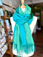 Load image into Gallery viewer, Two Tone plain scarf in green
