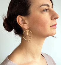 Load image into Gallery viewer, Brass + Black circle mismatched earrings