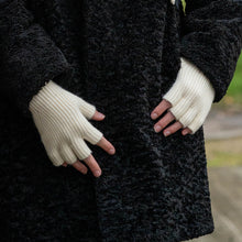 Load image into Gallery viewer, Cream Ribbed Knitted Fingerless Gloves
