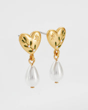 Load image into Gallery viewer, Niva Mistletoe Pear Earrings
