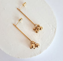 Load image into Gallery viewer, Kira - cluster ball earrings - gold plated
