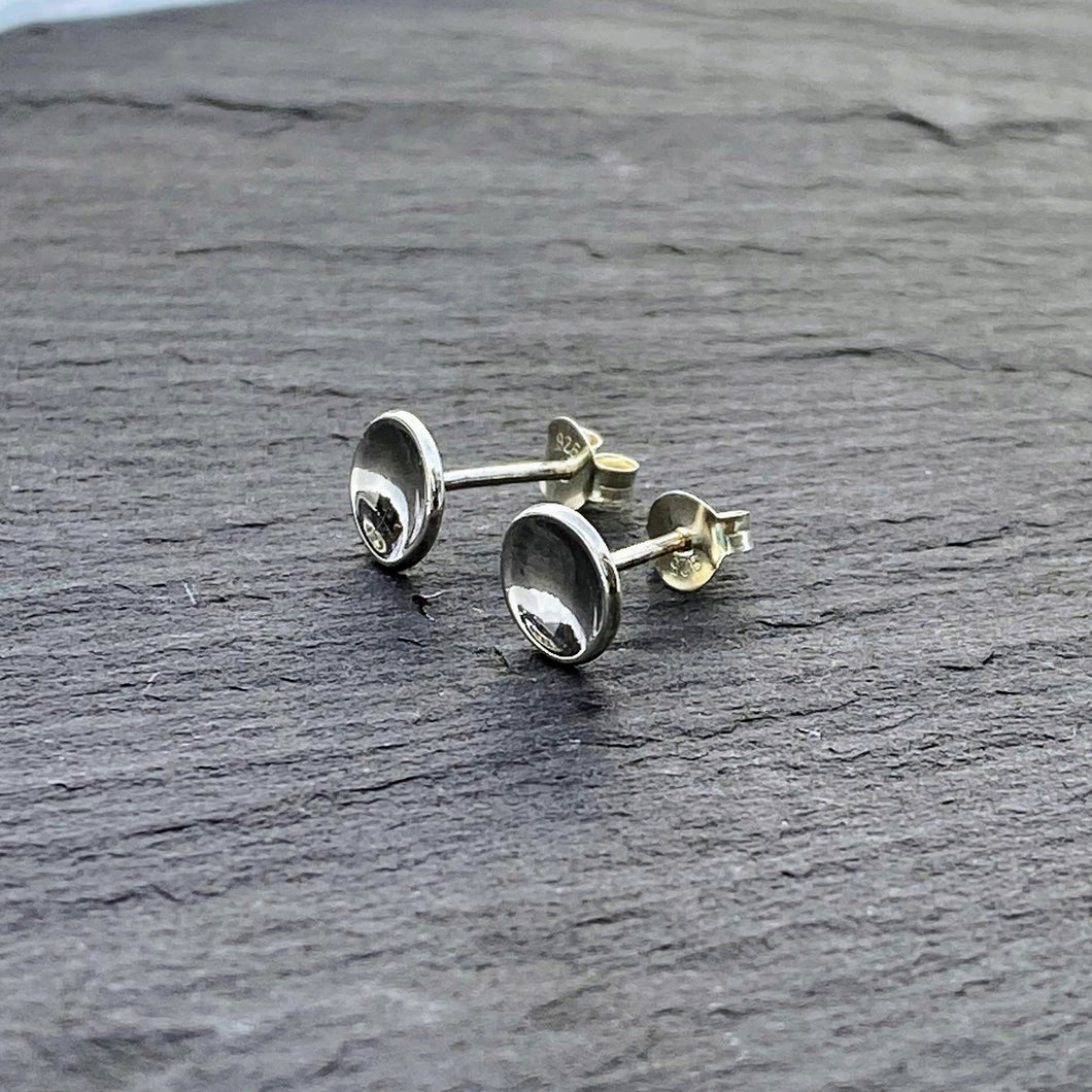Concave silver disc stud earrings