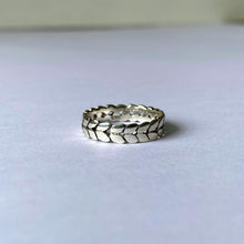 Load image into Gallery viewer, Sterling silver leaves ring
