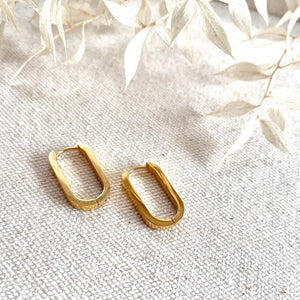 Minimal Oval Hoop earrings gold